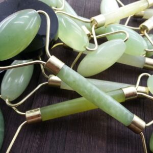 Rouleau de massage facial en jade pour la beauté et le soin du visage.