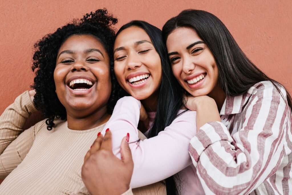 Trois femmes aux carnations diff&eacute;rentes qui sourient